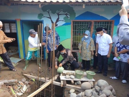 camat_sunggal_letakkan_batu_pertama_pembangunan_mesjid_nurul_huda