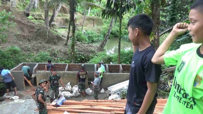 canda_tawa_dansatgas_tmmd_dengan_masyarakat_sitinjak