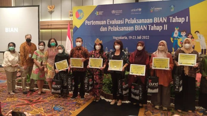 capai_target_nasional_bian_dan_tertinggi_di_sumut_pemkab_toba_dapat_penghargaan_dari_kemenkes