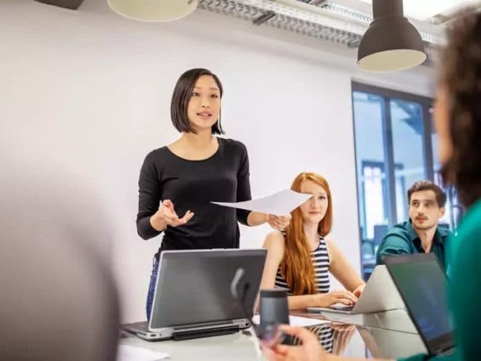 cara_mengutarakan_pendapat_di_tempat_kerja_tanpa_menyinggung_orang_lain