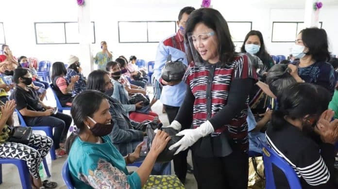 cara_satika_perlihatkan_cintanya_pada_nikson_nababan_terungkap_saat_turun_membantu_penenun_ulos