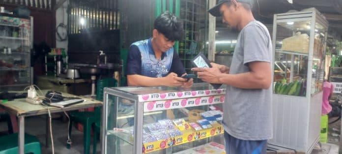 cari_tambahan_karyawan_swasta_ini_buka_usaha_pulsa_kecil_kecilan