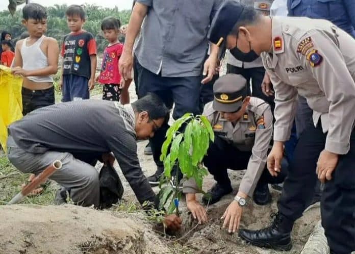 cegah_abrasi_komppas_bersama_polisi_tanam_pohon_pelindung