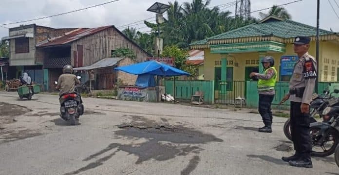 cegah_aksi_kriminalitas_jalanan_polsek_bandar_khalifah_gelar_patroli
