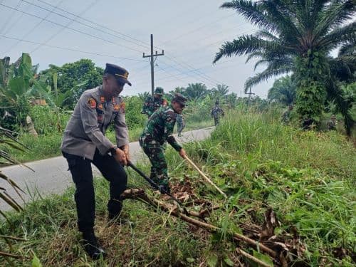 cegah_banjir_polsek_stabat_dan_koramil_bersihkan_aliran_sungai_belengking