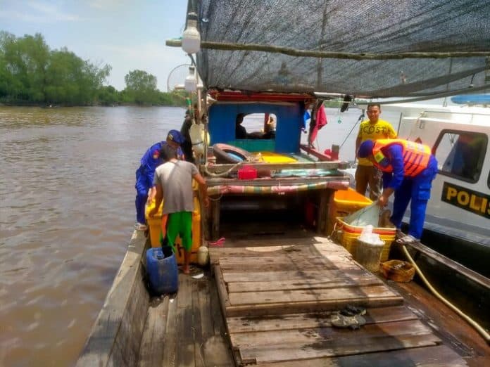 cegah_bbm_dan_barang_ilegal_satpolairud_tanjungbalai_patroli_rutin