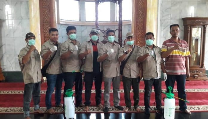 cegah_corona_reborn_lakukan_penyemprotan_disinfektan_ke_sejumlah_rumah_ibadah