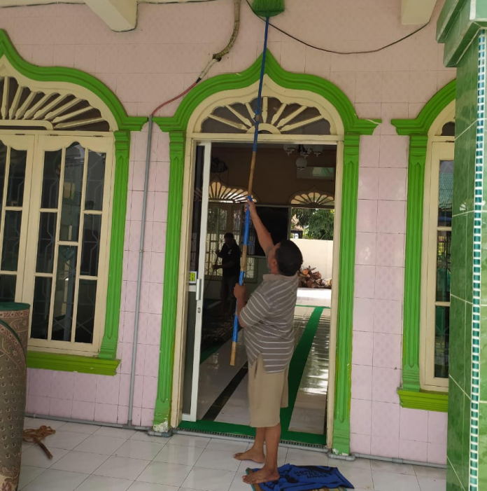 cegah_corona_warga_bsp_gotroy_bersihkan_mesjid_al_hidayah