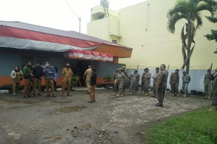 cegah_covid_19_disperindag_dan_satpol_pp_karo_awasi_pasar_rakyat
