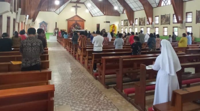 cegah_covid_19_ibadah_di_gereja_paroki_st_yosep_balige_intens_terapkan_prokes