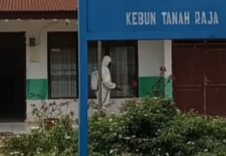 cegah_covid_19_ptpn_3_kebun_tanah_raja_semprotkan_disinfektan