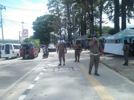 cegah_covid_19_satpol_pp_toba_urai_kerumunan_pelajar_di_terminal_soposurung