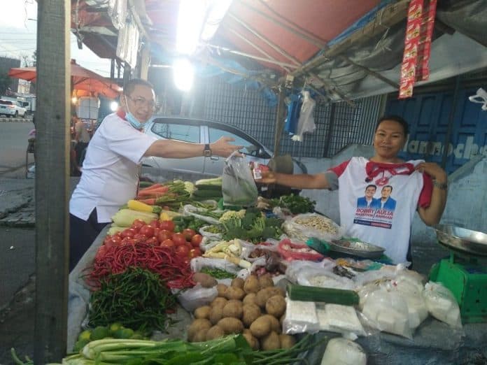 cegah_covid_19_tmp_medan_bagikan_1000_botol_hand_sanitizer_pada_warga_dan_pedagang