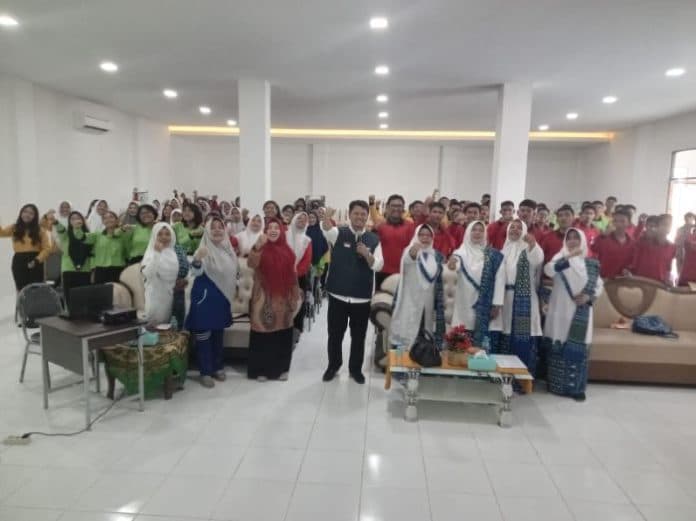 cegah_dampak_negatif_gadget_guru_besar_usu_ajak_siswa_manfaatkan_teknologi