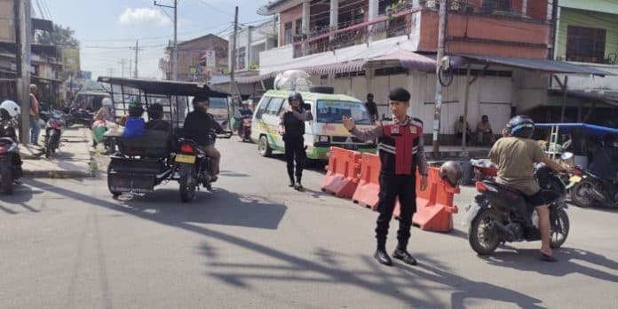 cegah_gangguan_kamtibmas_polres_samosir_patroli_di_pasar_utama