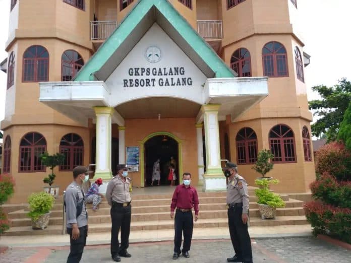 cegah_gangguan_kamtibmas_polsek_galang_lakukan_pengamanan_gereja