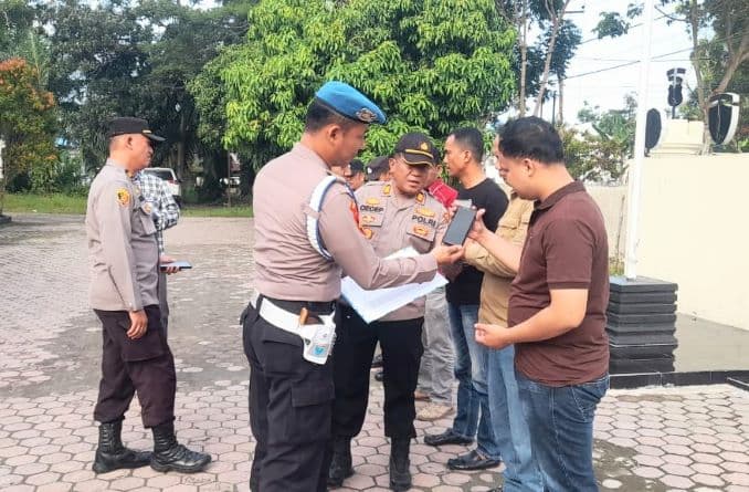 cegah_judol_kapolsek_labuhan_ruku_cek_handphone_anggota