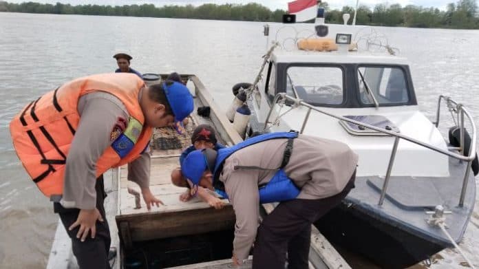 cegah_kejahatan_sat_polair_polres_tanjung_balai_periksa_keluar_masuk_kapal_di_perairan_asahan