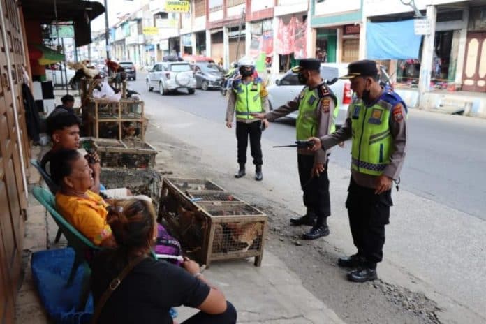 cegah_kemacetan_arus_balik_polrestabes_medan_imbau_pedagang_pancur_batu_tak_jualan_di_bahu_jalan