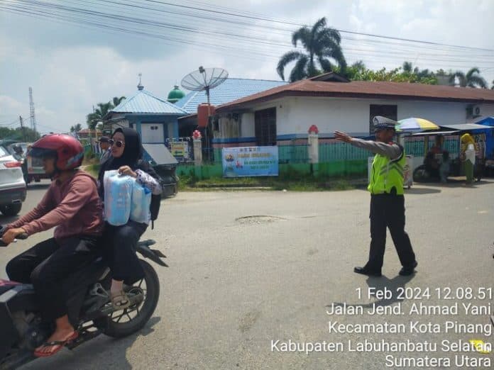 cegah_kemacetan_satlantas_polres_labusel_tugas_di_jalinsum