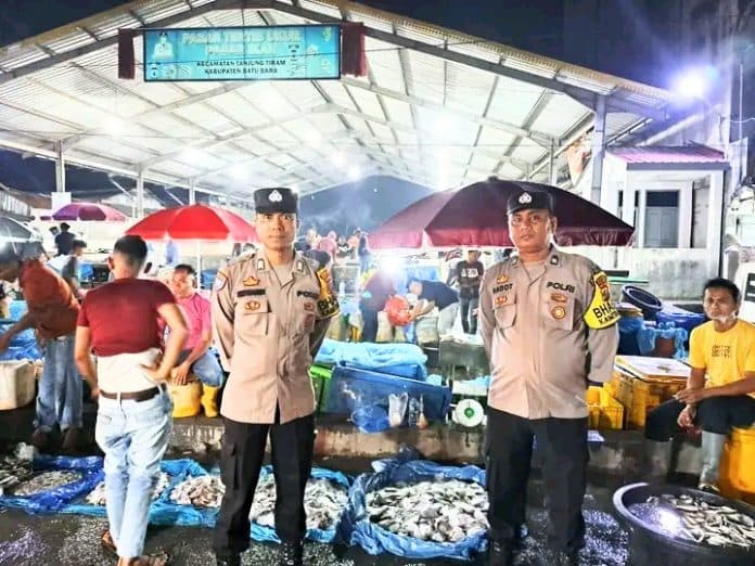 cegah_kriminalitas_polsek_labuhan_ruku_pantau_pasar_ikan_tanjungtiram