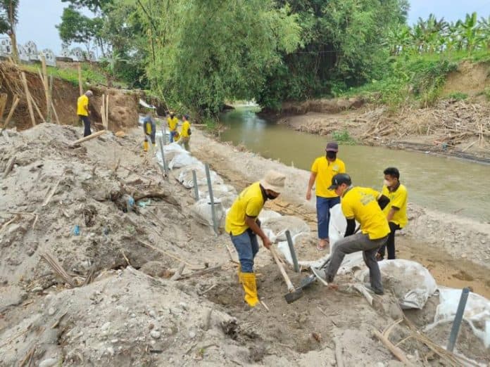 cegah_longsor_dinas_pu_bangun_tanggul_di_tpu_kristen_simalingkar_b_medan