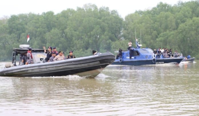 cegah_masuknya_pakaian_impor_bekas_tni_polri_bersama_bea_dan_cukai_teluknibung_gelar_patroli_laut