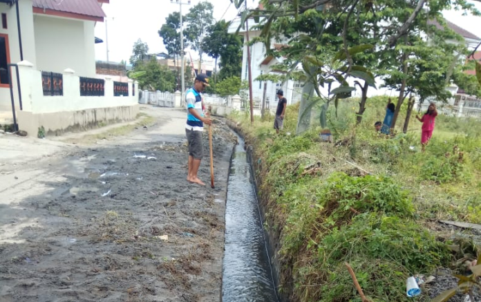 cegah_penyakit_dan_banjir_warga_sangkarnihuta_toba_bergotong_royong