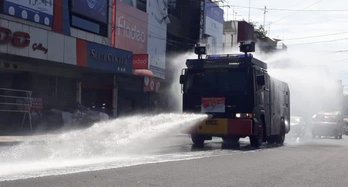 cegah_penyebaran_covid_19_brimob_siantar_turunkan_rantis_water_canon