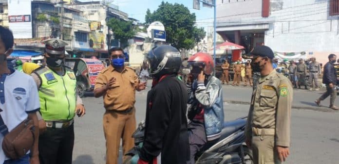 cegah_penyebaran_covid_19_polisi_dan_satpol_pp_razia_masker_di_medan
