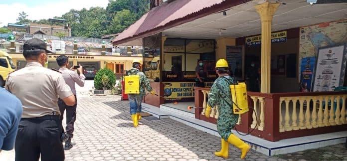 cegah_penyebaran_covid_19_sejumlah_fasilitas_umum_di_parapat_disemprot