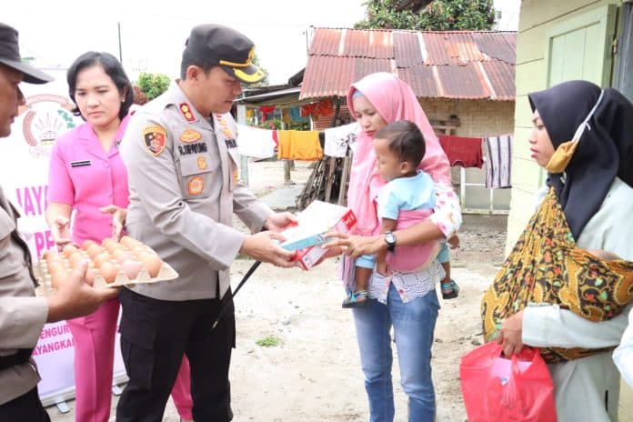 cegah_stunting_di_simalungun_kapolres_bagi_bagi_makanan_di_18_nagori