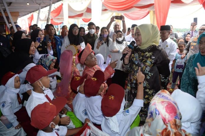 cegah_stunting_nawal_lubis_ajak_masyarakat_tanjungbalai_gemar_makan_ikan