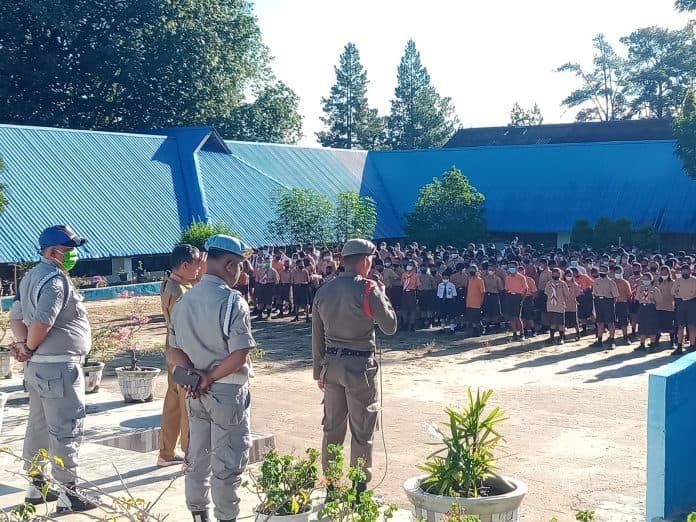 cegah_tawuran_antar_pelajar_satpol_pp_toba_lakukan_edukasi_ke_sekolah