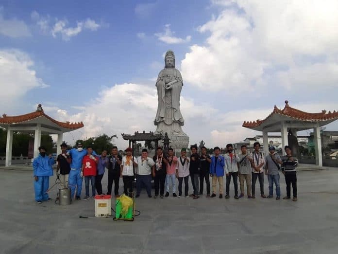 cegah_virus_corona_kelompok_cipayung_semprot_disinfektan_ke_rumah_ibadah_dan_sekolah