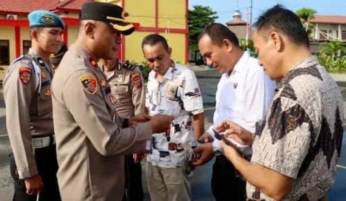 cek_aplikasi_judi_online_kapolres_pelabuhan_belawan_periksa_handphone_anggota