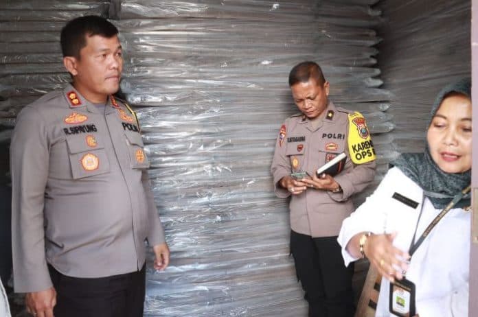 cek_gudang_logistik_kapolres_12208_bilik_suara_di_gudang_logistik_kpu_simalungun