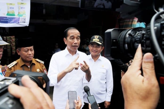 cek_ketersediaan_stok_pangan_presiden_jokowi_tinjau_pasar_kawat_tanjungbalai