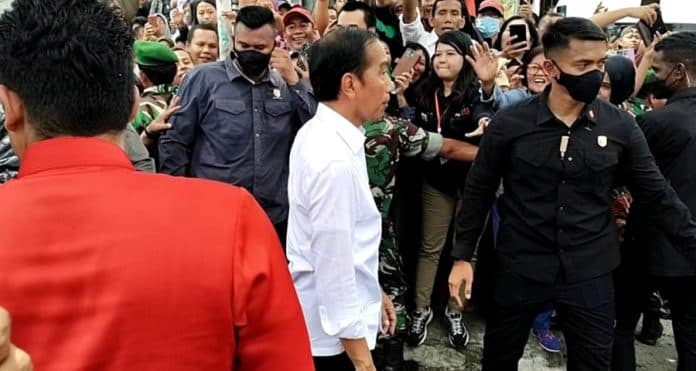 celoteh_penarik_becak_dapat_bantuan_dari_jokowi_setelah_menunggu_4_jam_di_pajak_halat