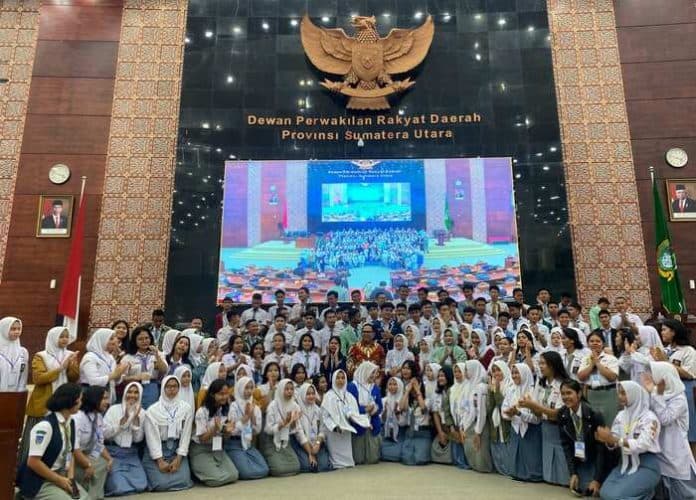 cerdaskan_pemilih_pemula_ratusan_pelajar_ikuti_sosialisasi_pemilu