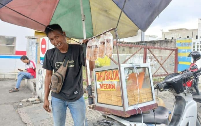 cerita_ismail_nafkahi_istri_dan_tiga_anaknya_dari_jualan_tahu_balok_medan