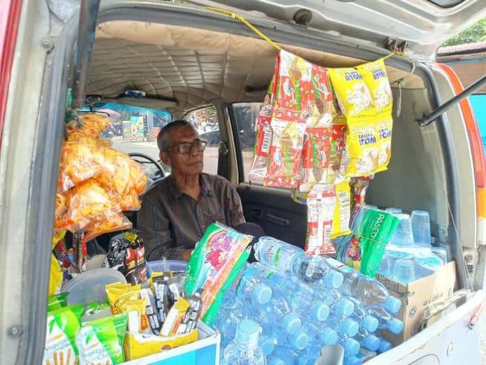 cerita_lansia_jualan_18_tahun_di_kios_mobil_sehari_untung_rp1_juta
