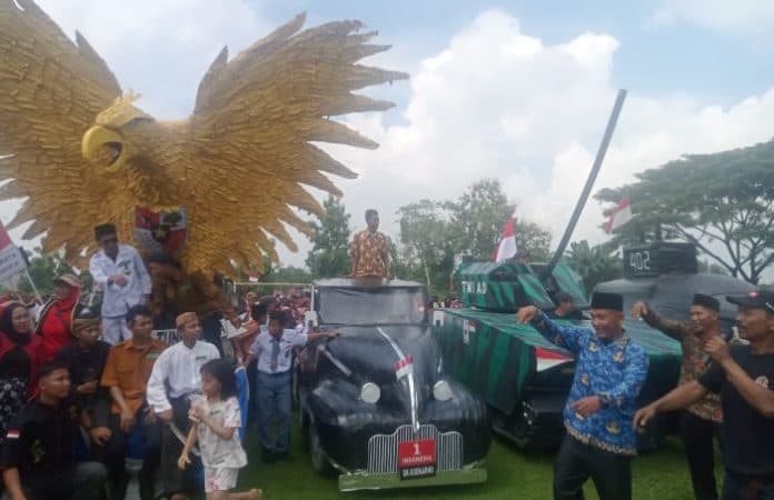 cerita_pembuat_replika_burung_garuda_alutsista_di_pawai_hut_ri_ke_79_desa_kolam