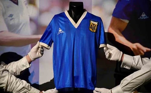cetak_rekor_kaos_gol_tangan_tuhan_maradona_terjual_rp1286_miliar