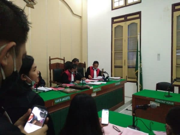 cewek_22_tahun_divonis_3_tahun_9_bulan_penjara