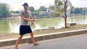 chris_martin_keliling_jakarta_tanpa_alas_kaki
