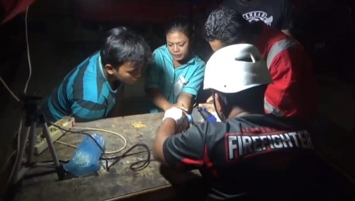 cincin_tak_bisa_lepas_pengantin_baru_datangi_petugas_damkar_tanjungbalai