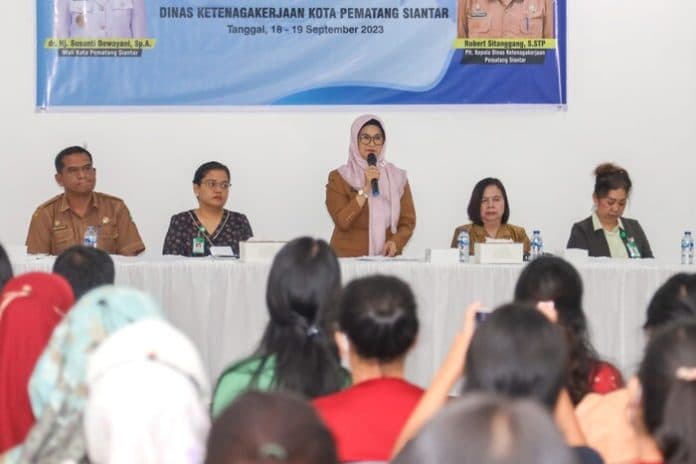 ciptakan_industrial_harmonis_disnaker_siantar_sosialisasikan_uu_ketenagakerjaan_di_rs_vita_insani