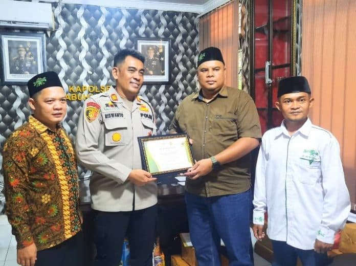 ciptakan_kondusifitas_selama_ramadhan_kapolsek_labuhan_ruku_dapat_penghargaan_dari_nu