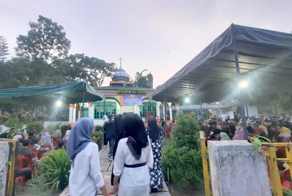 civitas_academika_usi_gelar_buka_puasa_bersama_di_pekarangan_masjid_al_aliim